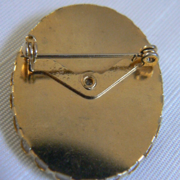 GOLD TONE METAL PORCELAIN SETTER DOG PICTURE PIN BROOCH - Picture 3 of 3